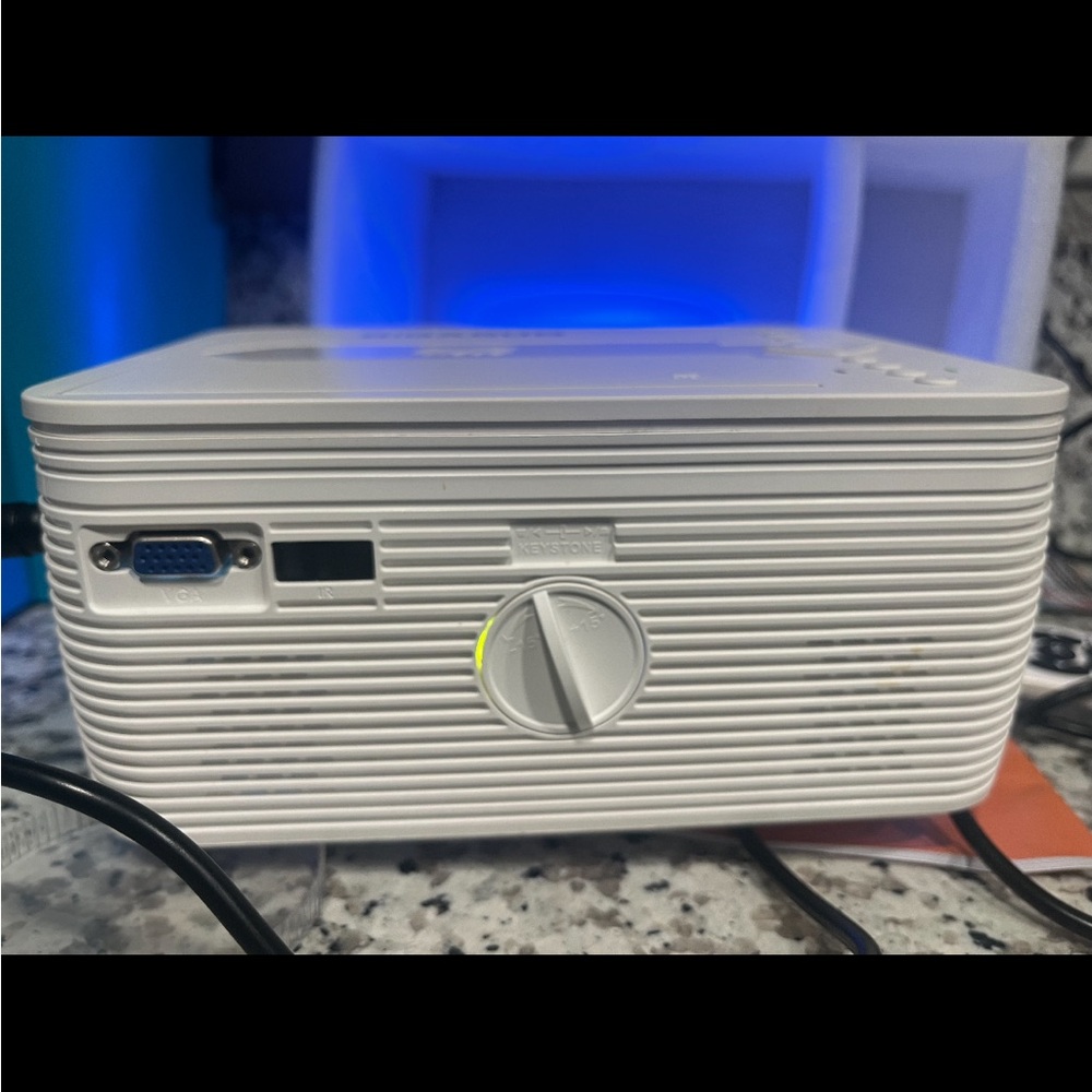 Projector - Picture 3 of 5